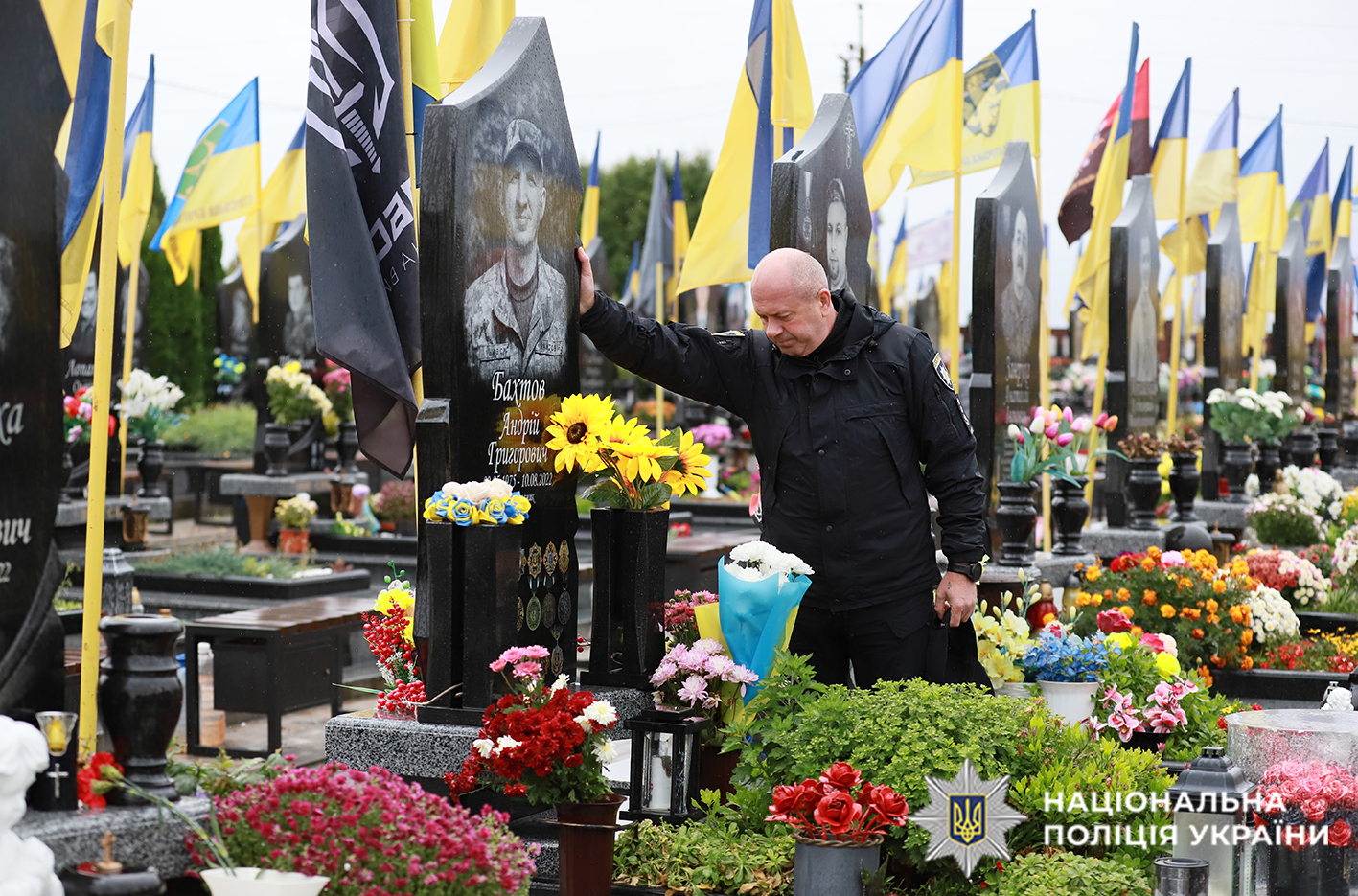 Біля могили Андрія Бахтова