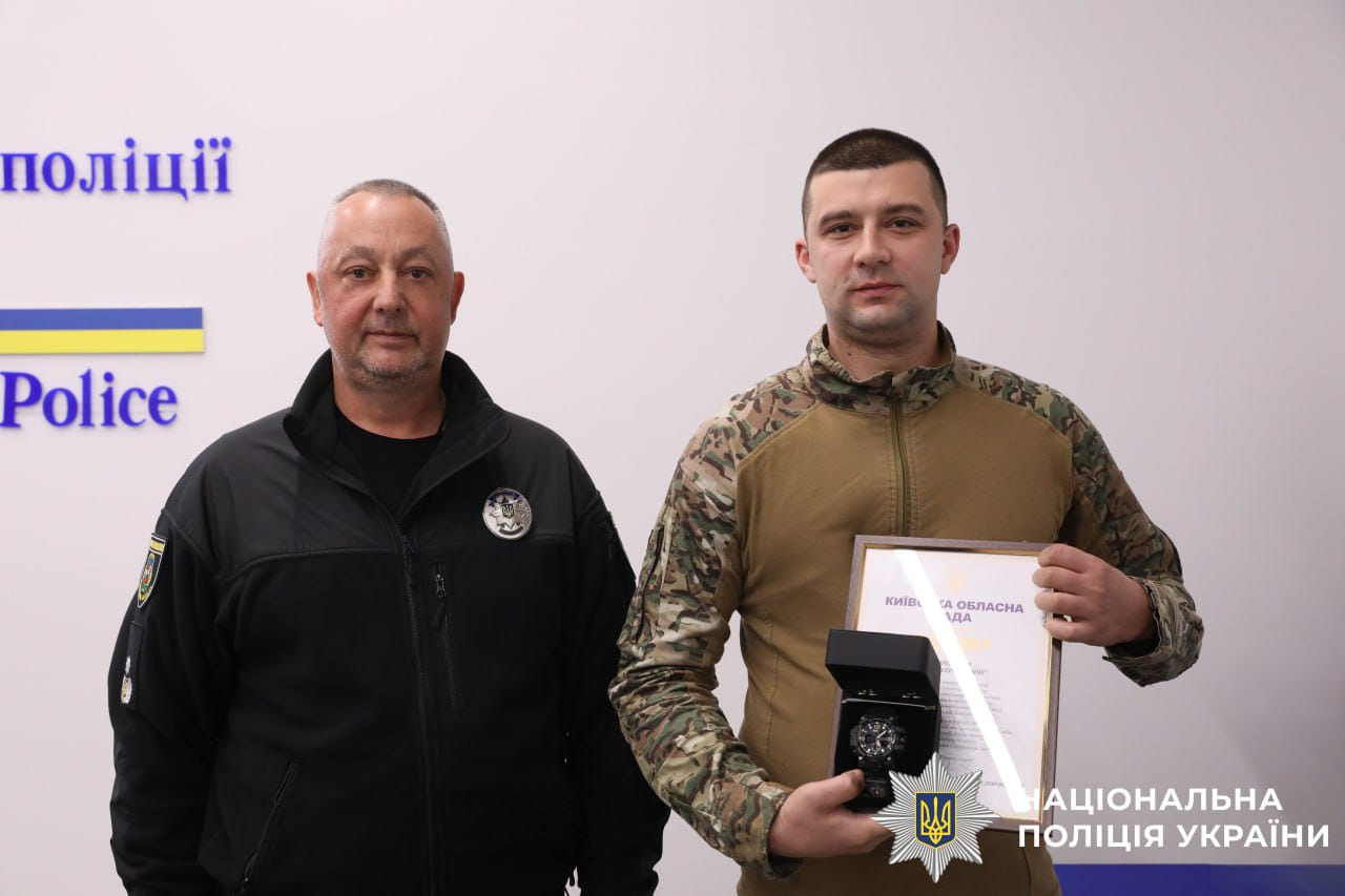 На фото зображені очільник поліції Київщини та нагороджений захисник.