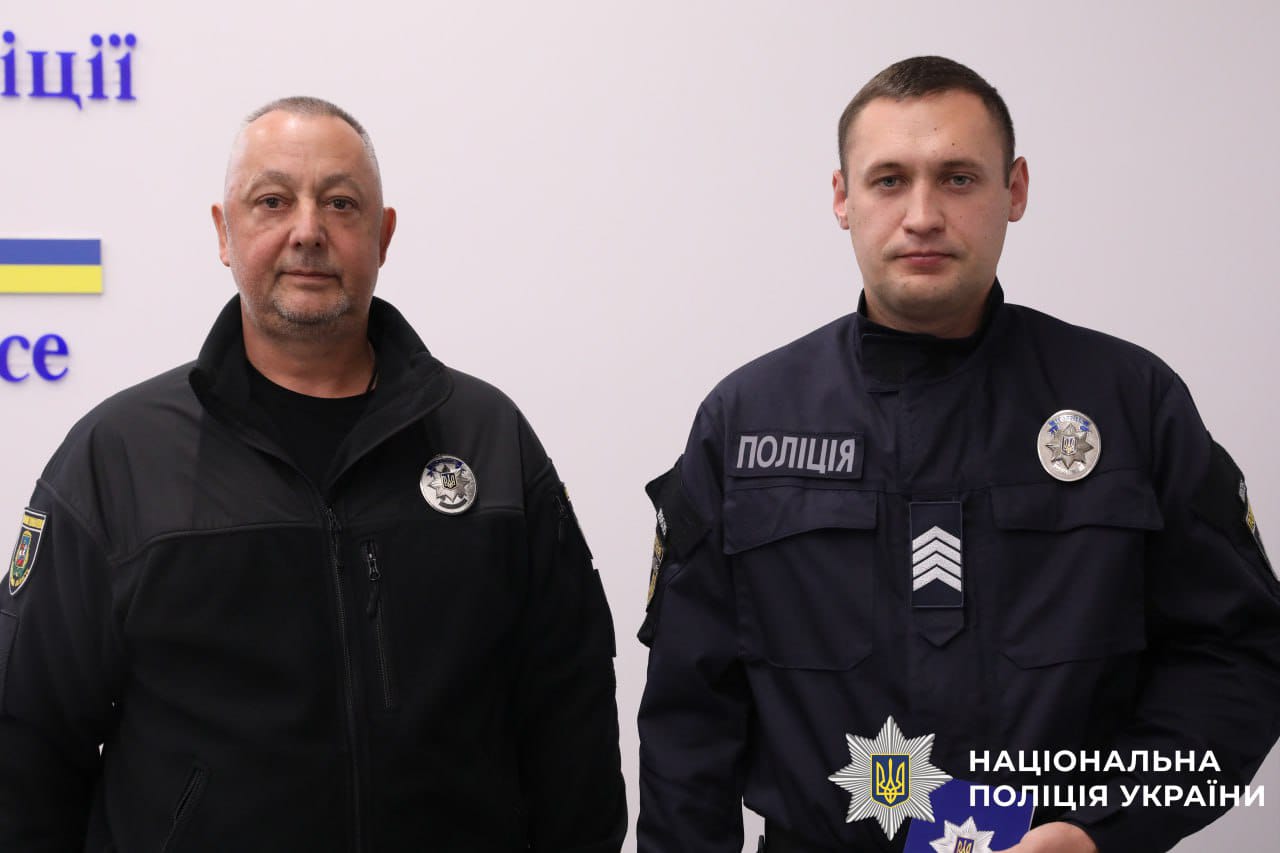 На фото зображені очільник поліції Київщини та нагороджений захисник.