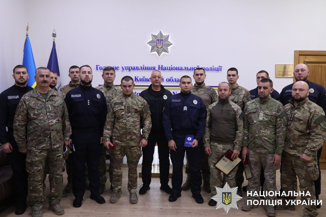 На фото зображені бійці, яких привітало керівництво поліції Київщини.