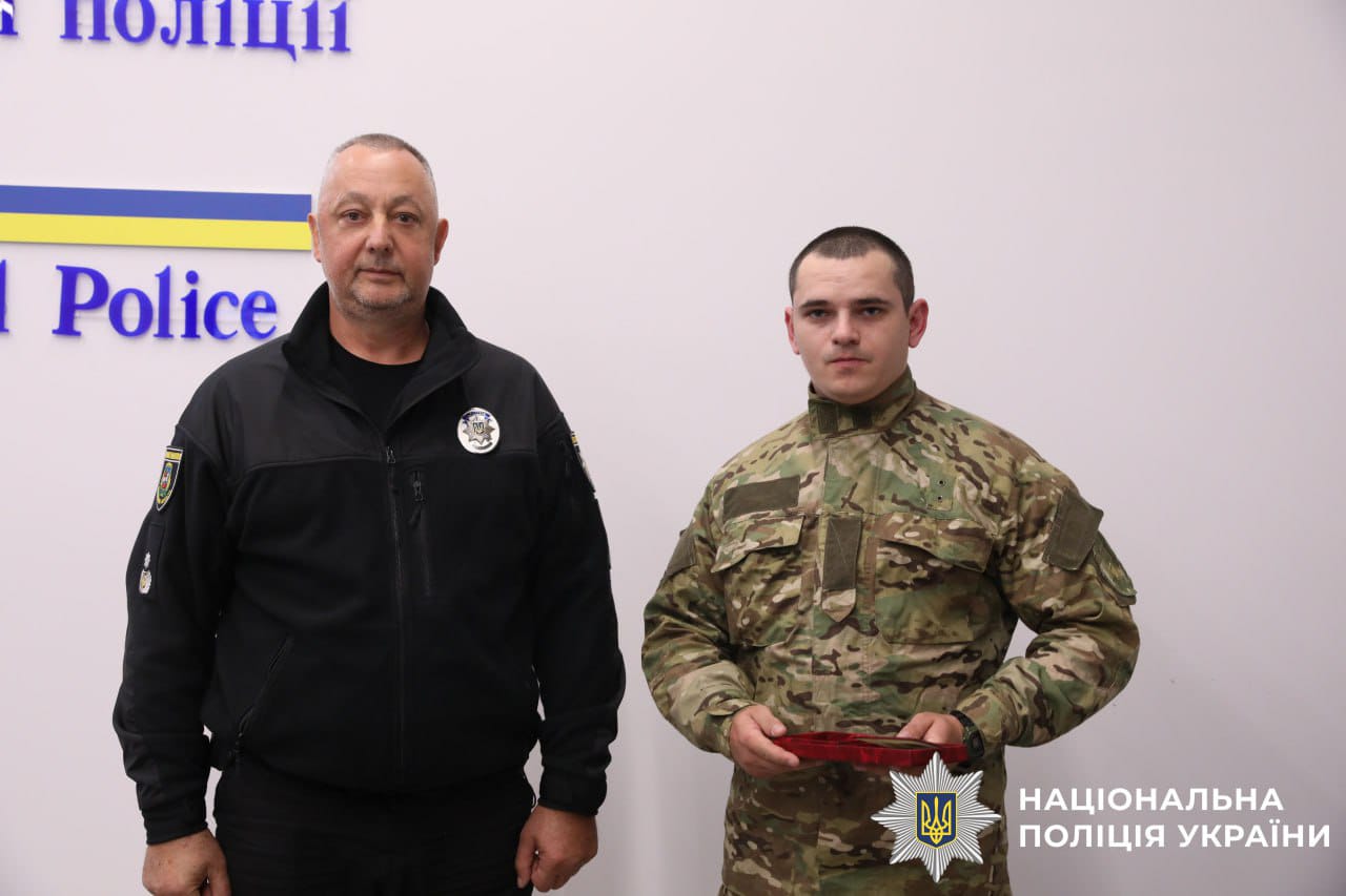 На фото зображені очільник поліції Київщини та нагороджений захисник.