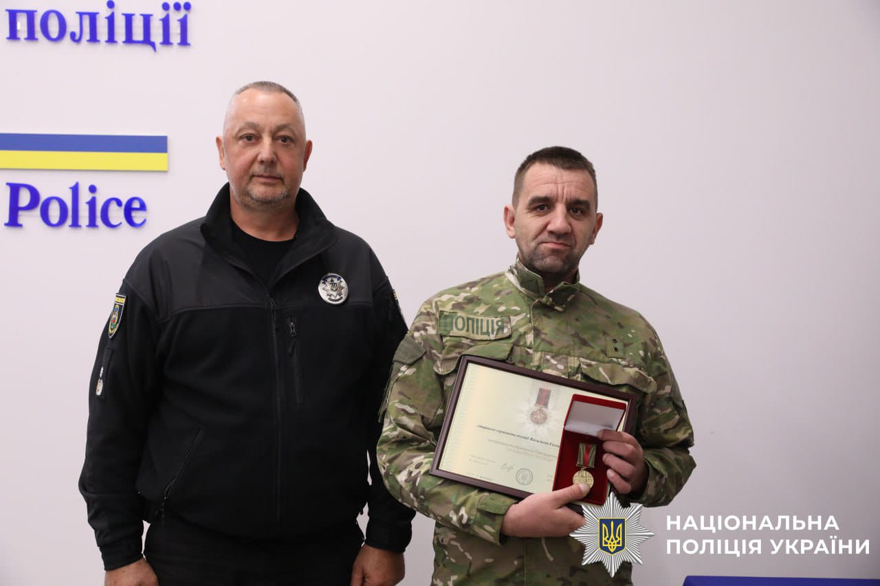 На фото зображені очільник поліції Київщини та нагороджений захисник.
