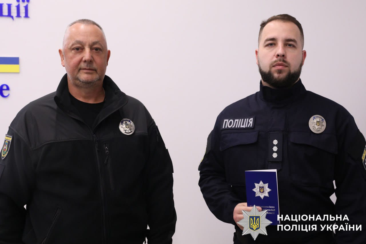 На фото зображені очільник поліції Київщини та нагороджений захисник.