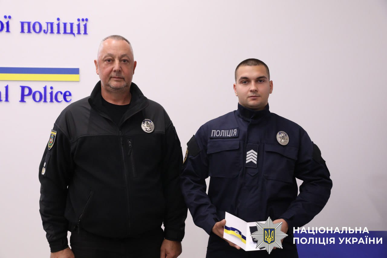На фото зображені очільник поліції Київщини та нагороджений захисник.