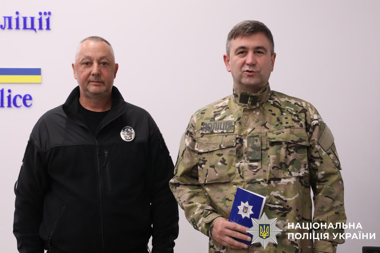На фото зображені очільник поліції Київщини та нагороджений захисник.