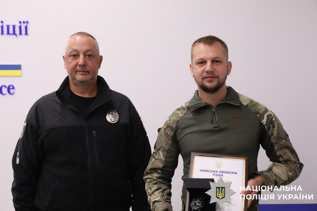 На фото зображені очільник поліції Київщини та нагороджений захисник.