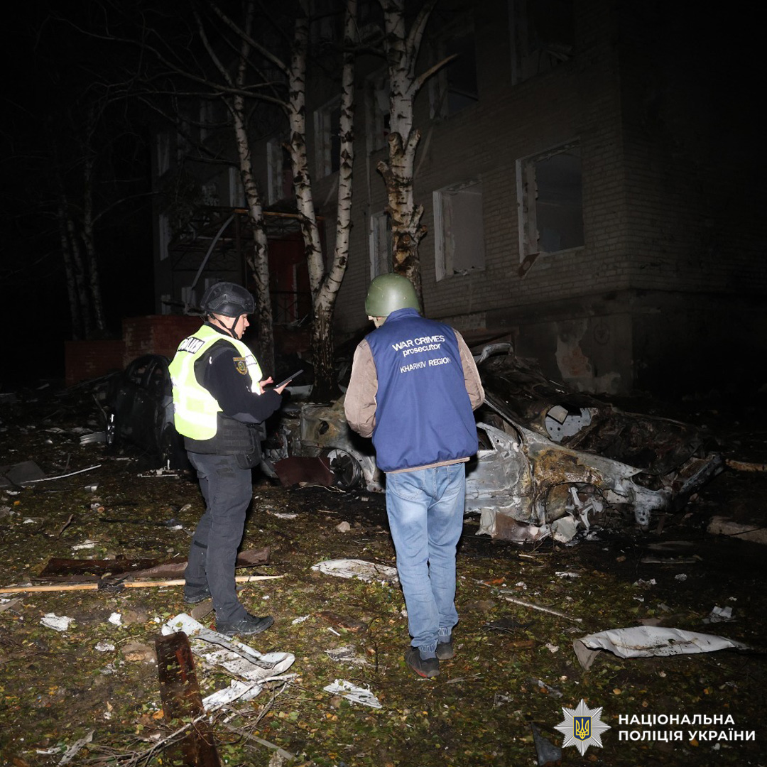 Місце після прильоту,пошкоджене авто, уламки та зруйнована будівля.