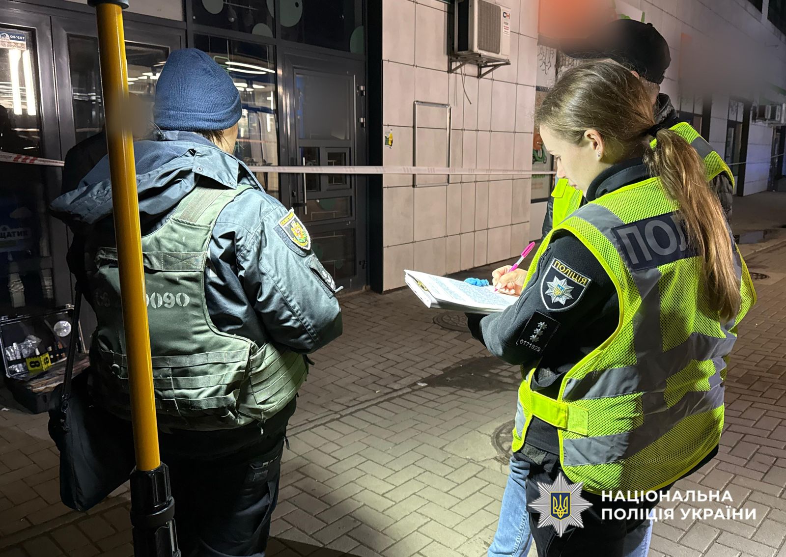 Двоє поліцейських працюють на місці вибуху, описують пошкодження