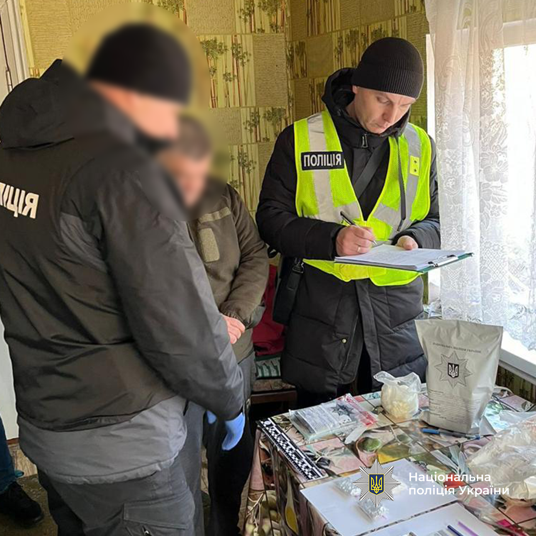 Поліцейські описують речові докази, вилучені у фігуранта.