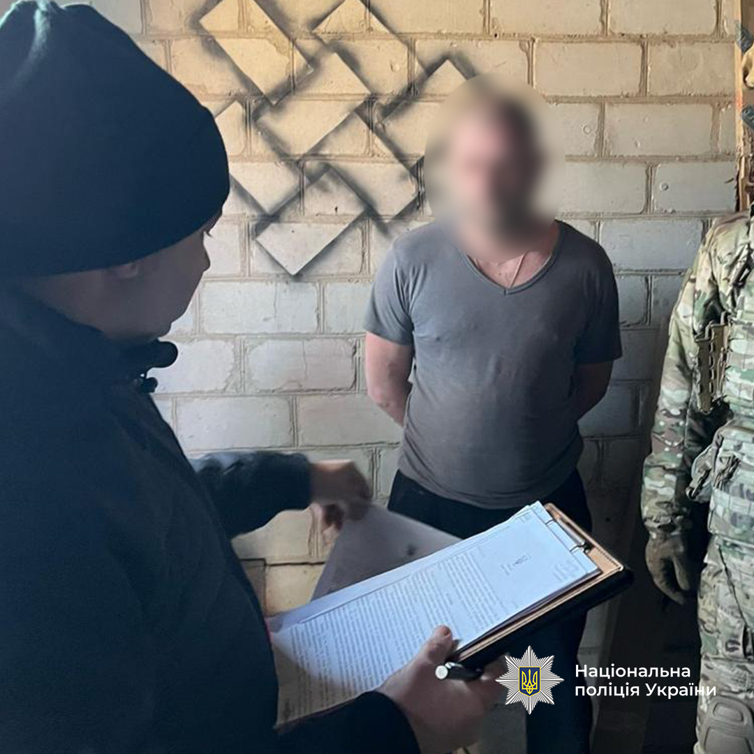 Слідчий ознайомлює фігуранта з ухвалою суду.