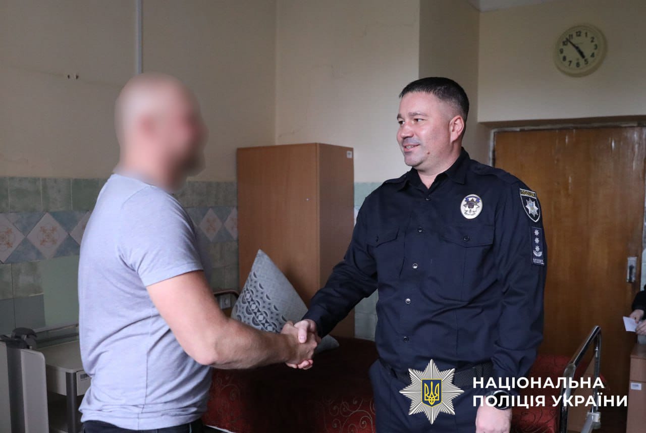 На фото зображено начальника управління кадрового забезпечення поліції Київщини, який відвідує поранених бійців.