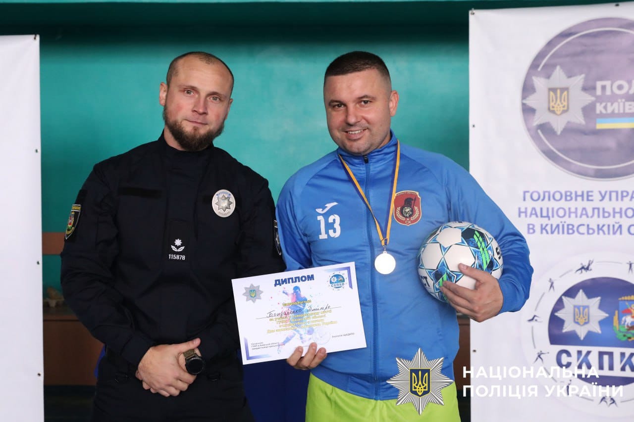 На фото зображено нагородження поліцейського.