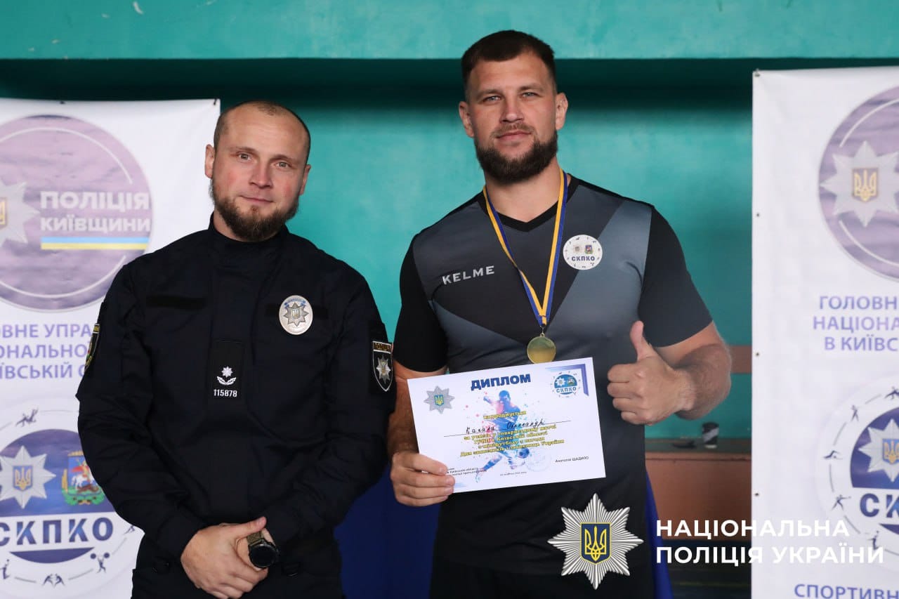 На фото зображено нагородження поліцейського.