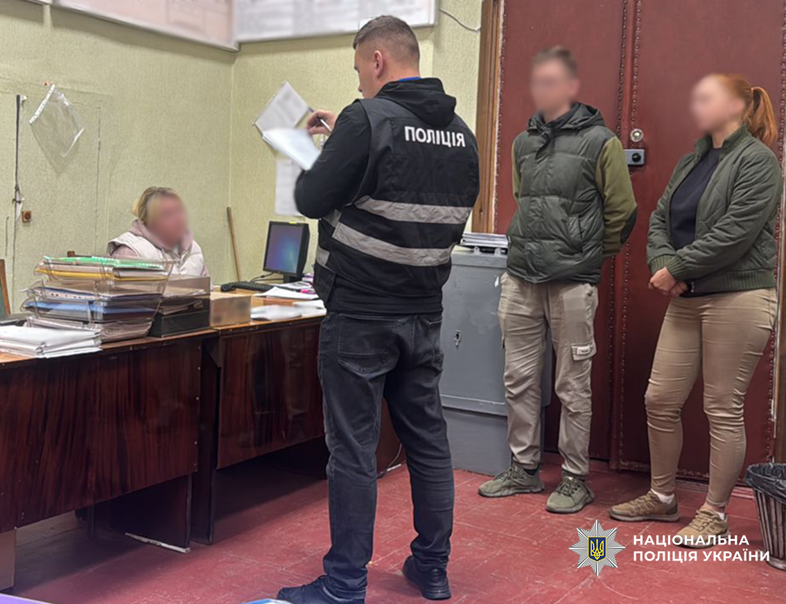 На Чернігівщині поліцейські викрили посадовицю РТЦК та СП, яка налагодила схему ухилення від призову військовозобов’язаними