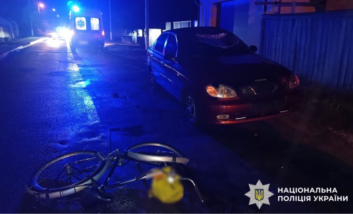 На фото зображений автомобіль та велосипед із пошкодженнями. Фото з місця події.
