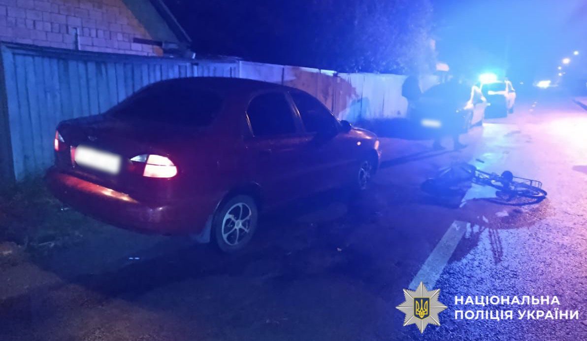 На фото зображений автомобіль з місця події.