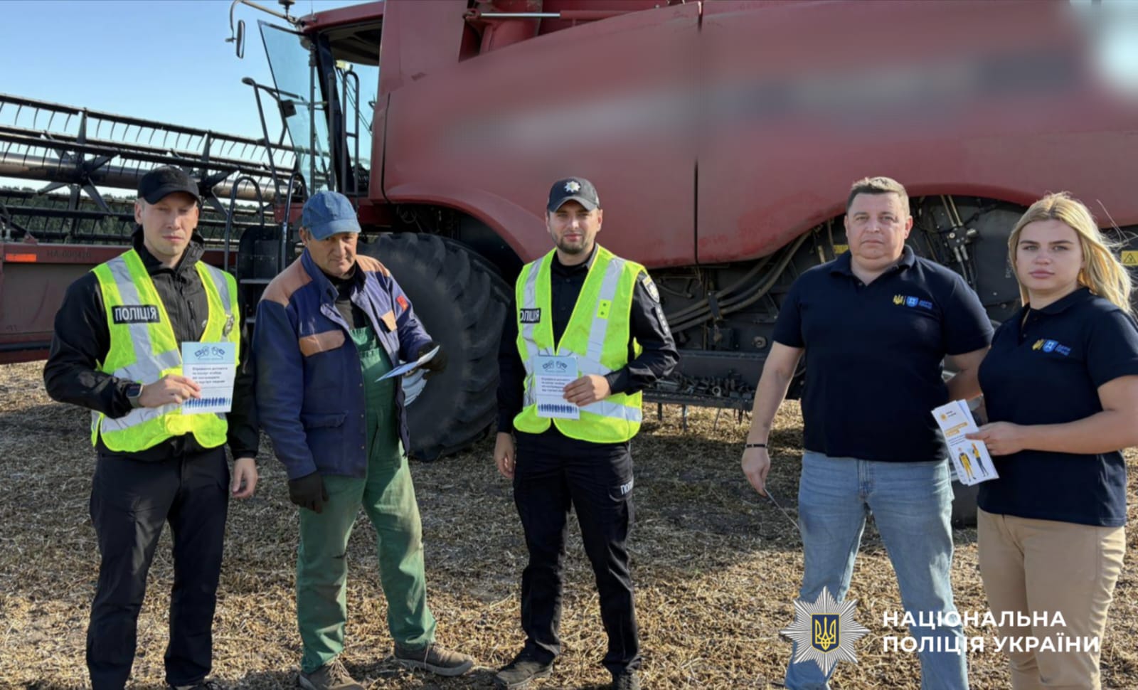 На фото зображені учасники заходу, в тому числі поліцейські, які спілкуються.
