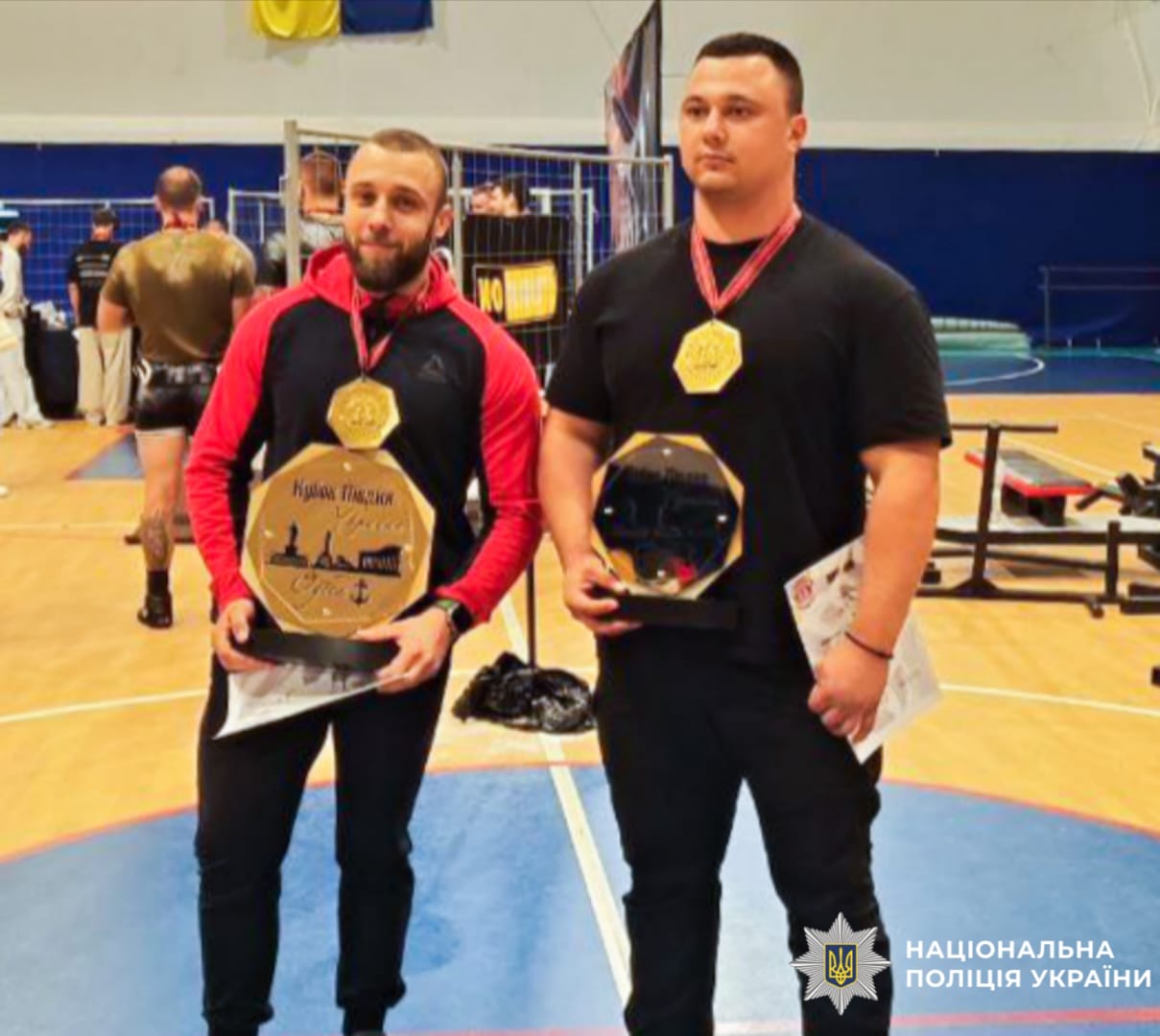 На фото Юрій Миронюк та інший учасник турніру.