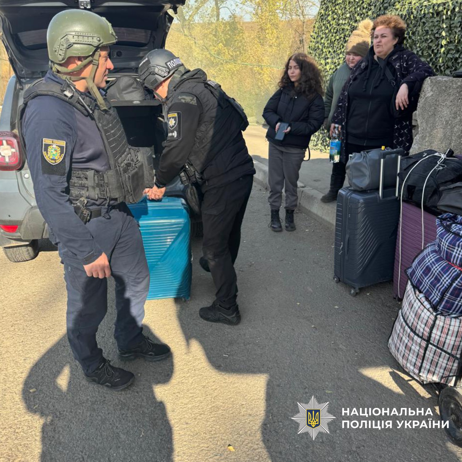 Поліцейські збирають речі разом з громадянами