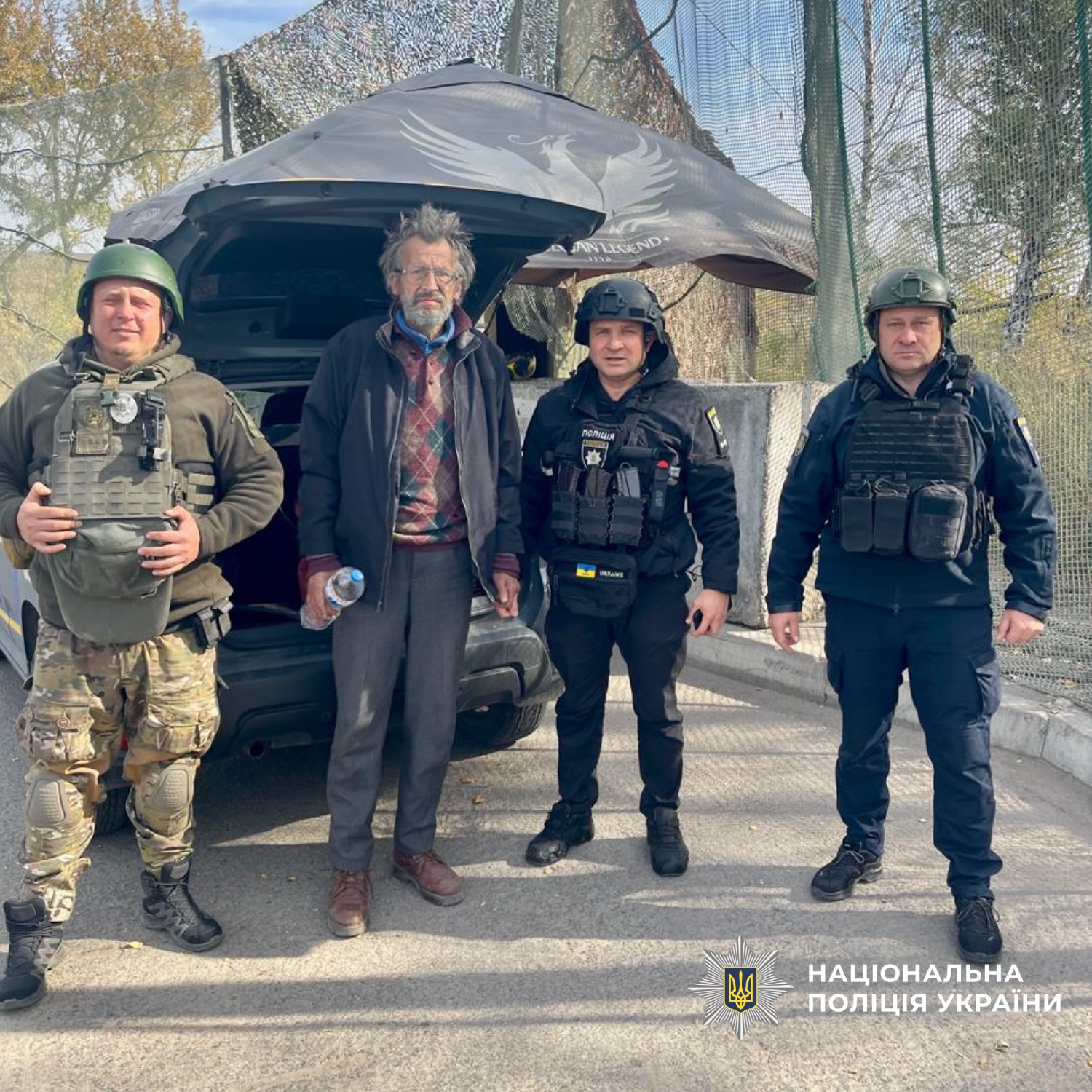 Поліцейські разом з евакуйованими громадянами
