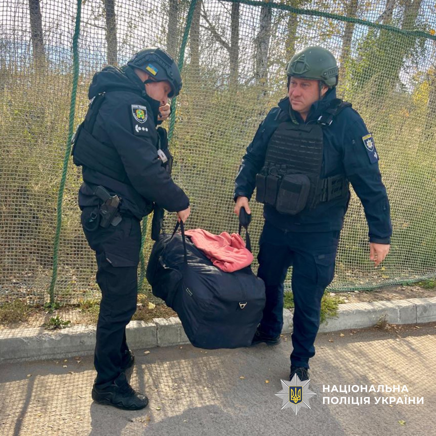 Поліцейські несуть речі цивільних