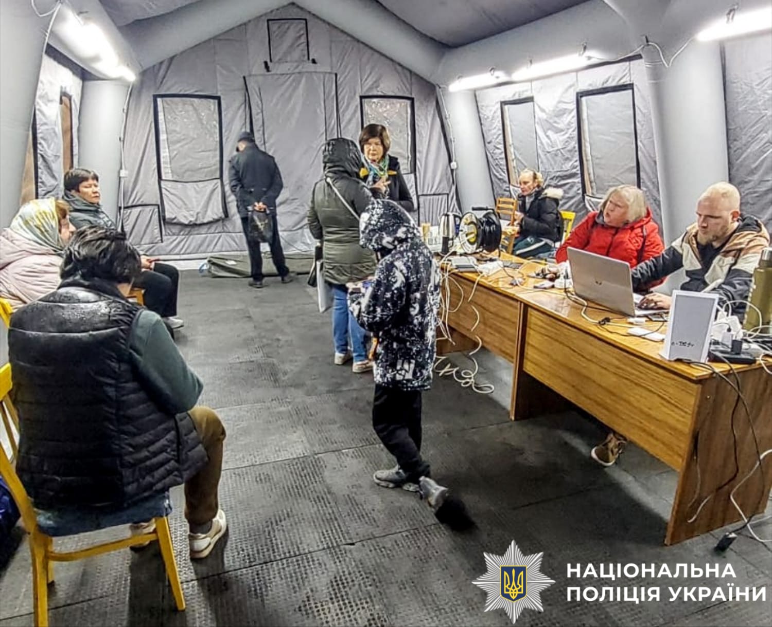На фото зображено пунктн незламності у Славутичі під час блекауту.