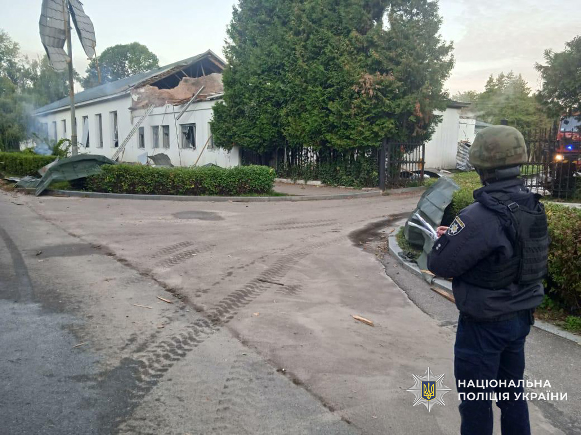 На Чернігівщині внаслідок російської атаки пошкоджені житлові будинки та цивільна інфраструктура: поліція документує наслідки