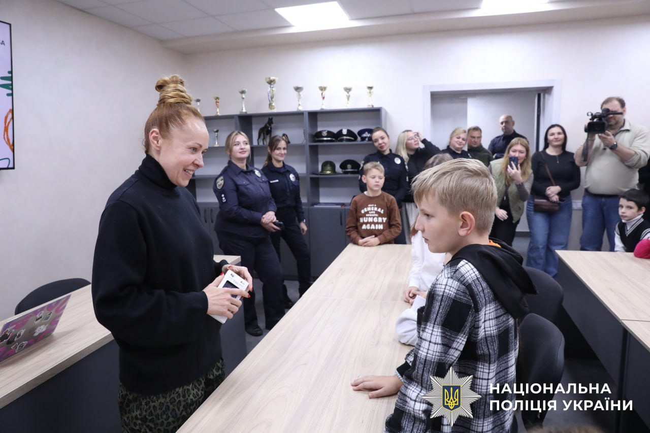 Кінолог спілкується з дітьми.