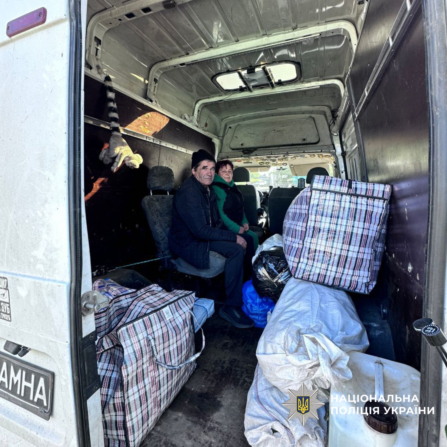 Цивільні громадяни в евакуаційному бусі