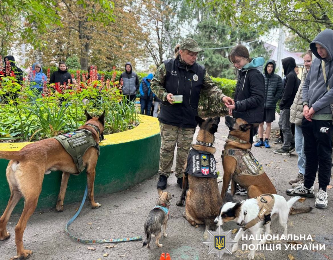 На фото зображено кінологиню поліції Київщини з службовивими собаками та дитину.