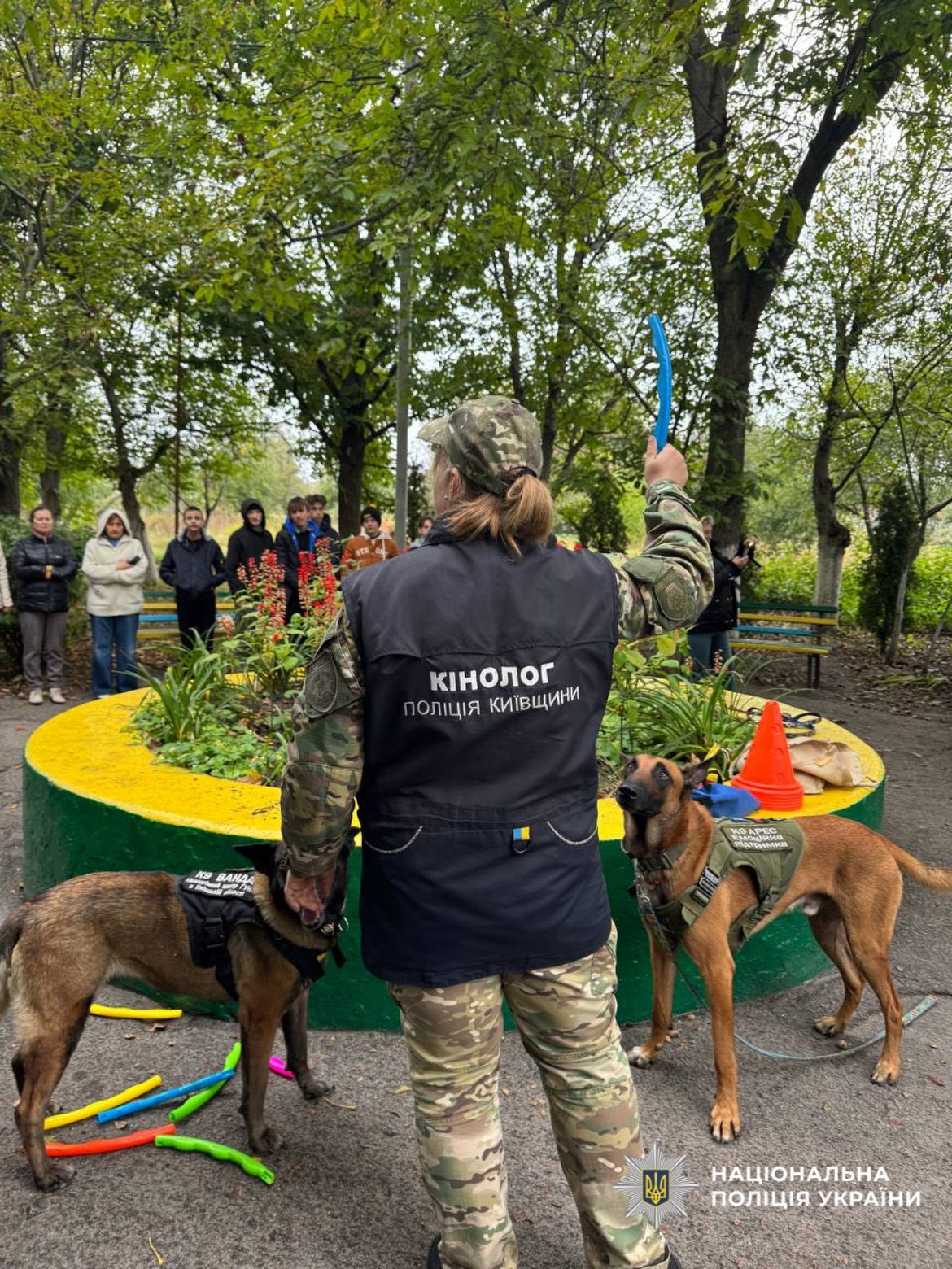 На фото зображено кінологиню поліції Київщини зі службовивими собаками та діти.