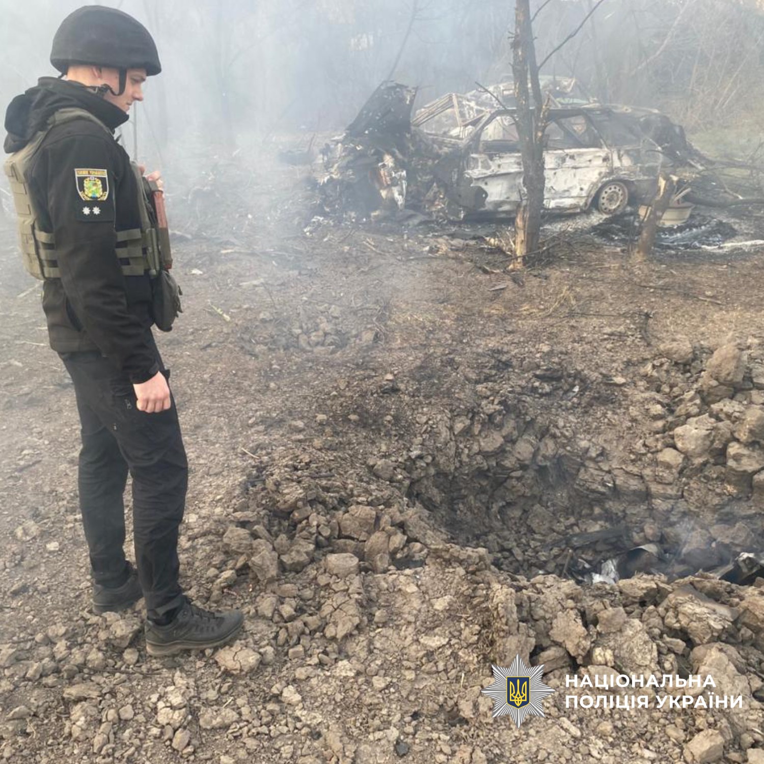 Поліцейський оглядає місце обстрілу