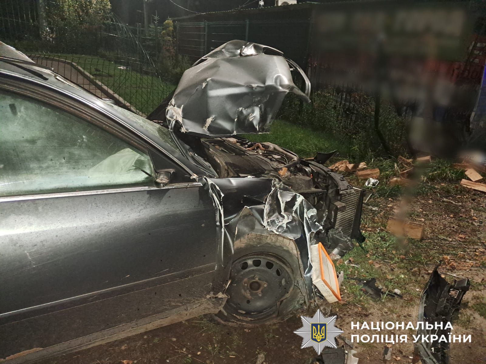 На фото зображено автомобіль, який є учасником ДТП, про яку йдеться в статті.