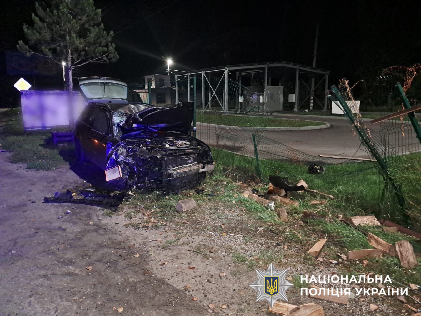 На фото зображено автомобіль, який є учасником ДТП, про яку йдеться в статті.