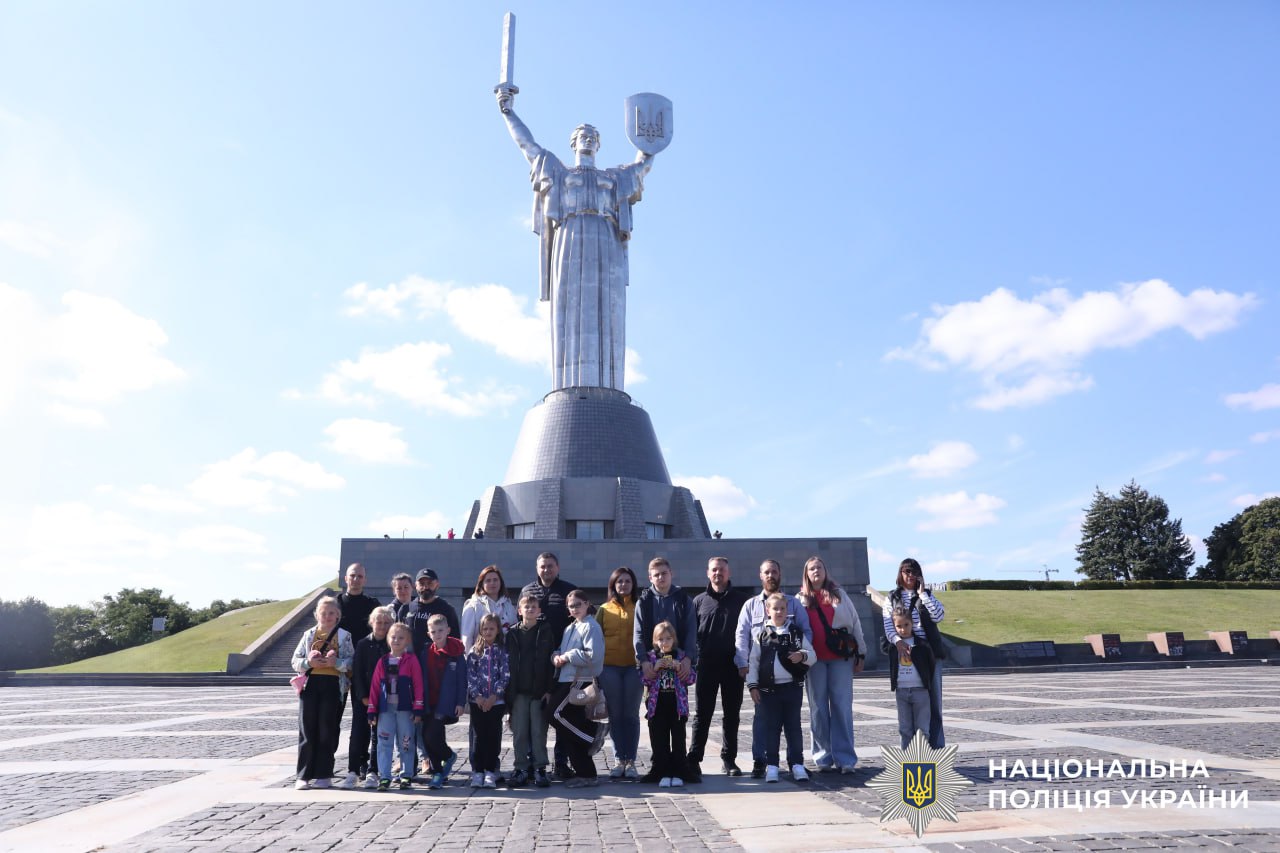 На фото зобрежні діти та правоохоронці поліції Київщини, які перебувають на екскурсії до вказаного у статті музею.