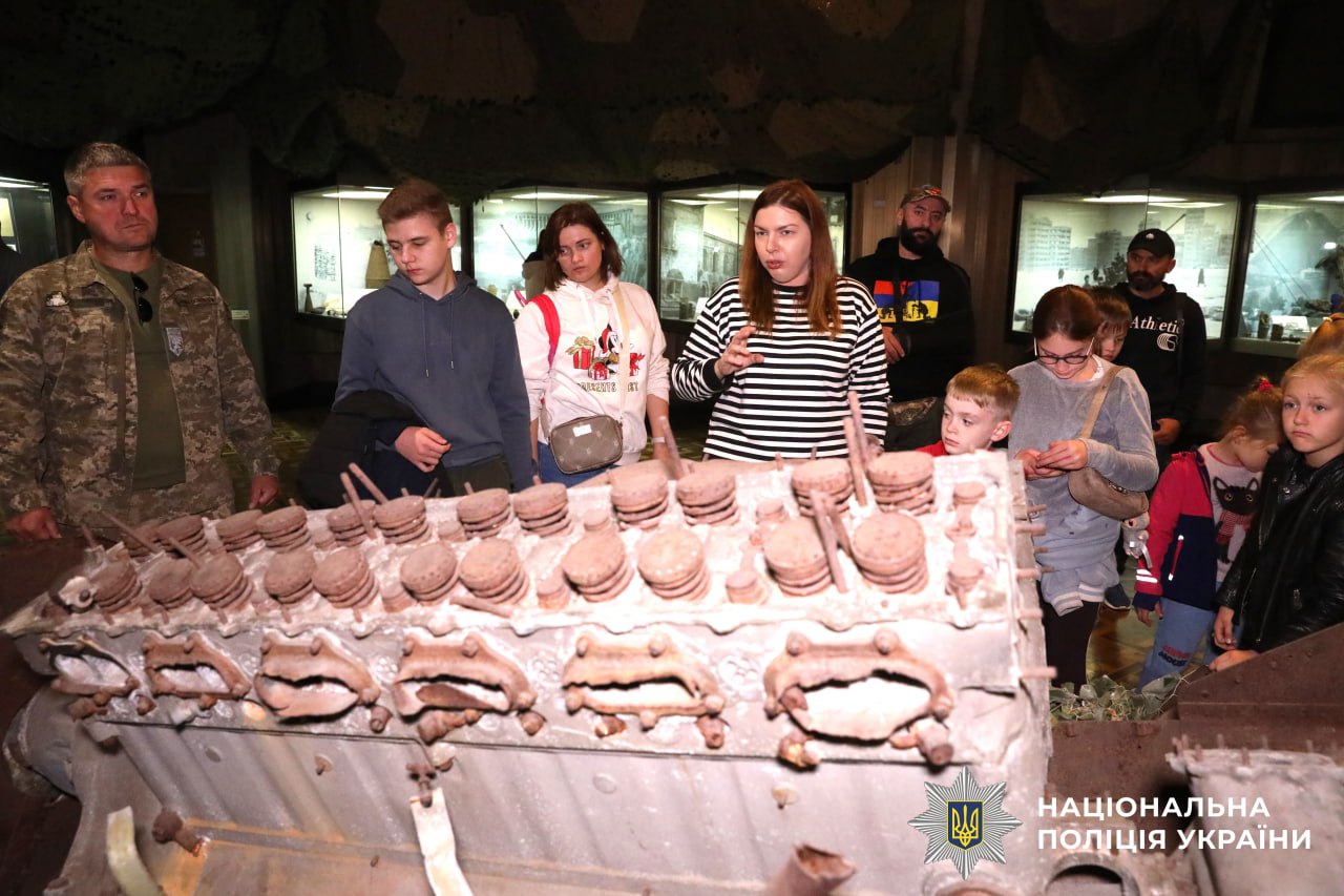 На фото зобрежні діти та правоохоронці поліції Київщини, які перебувають на екскурсії до вказаного у статті музею.