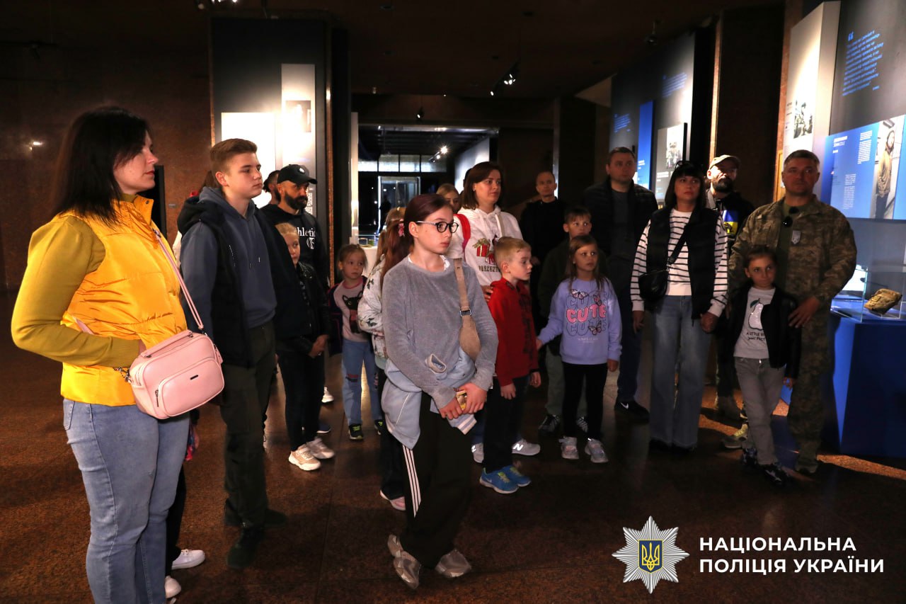 На фото зобрежні діти та правоохоронці поліції Київщини, які перебувають на екскурсії до вказаного у статті музею.