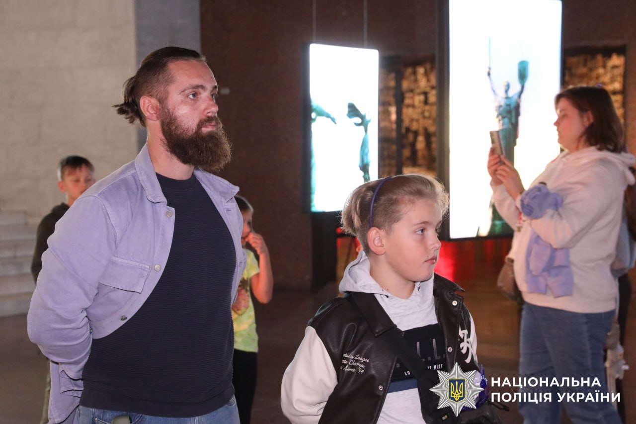 На фото зобрежні діти та правоохоронці поліції Київщини, які перебувають на екскурсії до вказаного у статті музею.