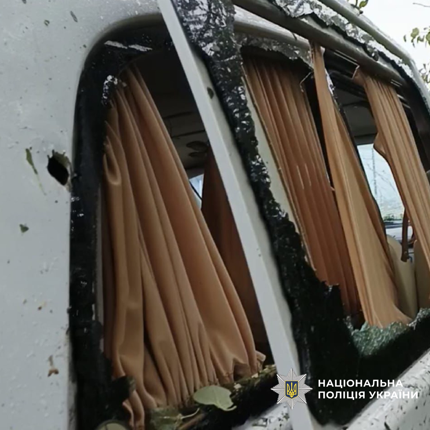 Пошматована внаслідок обстрілу автівка