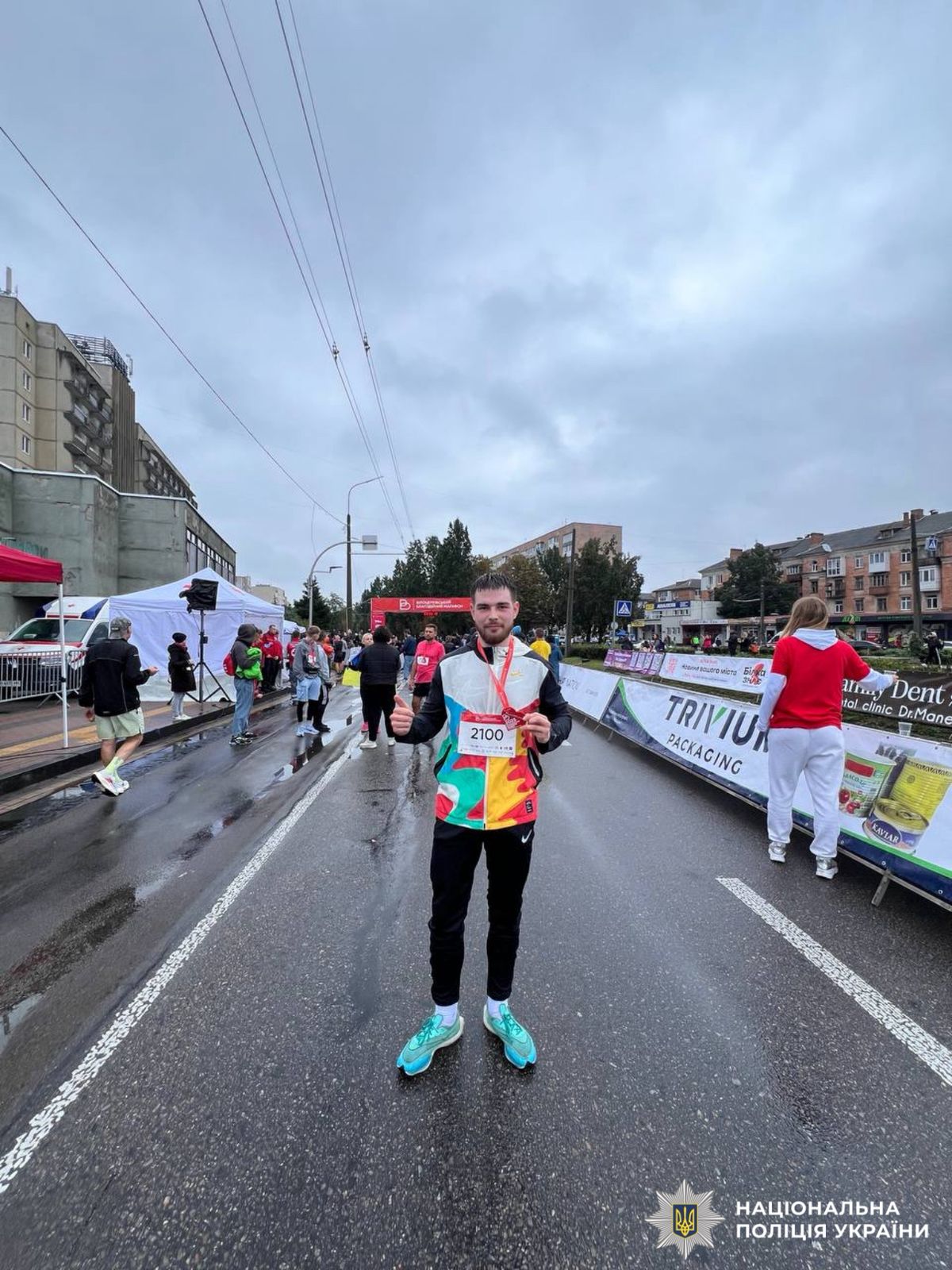 На фото зображений поліцейський, який приймав участь у забігу.