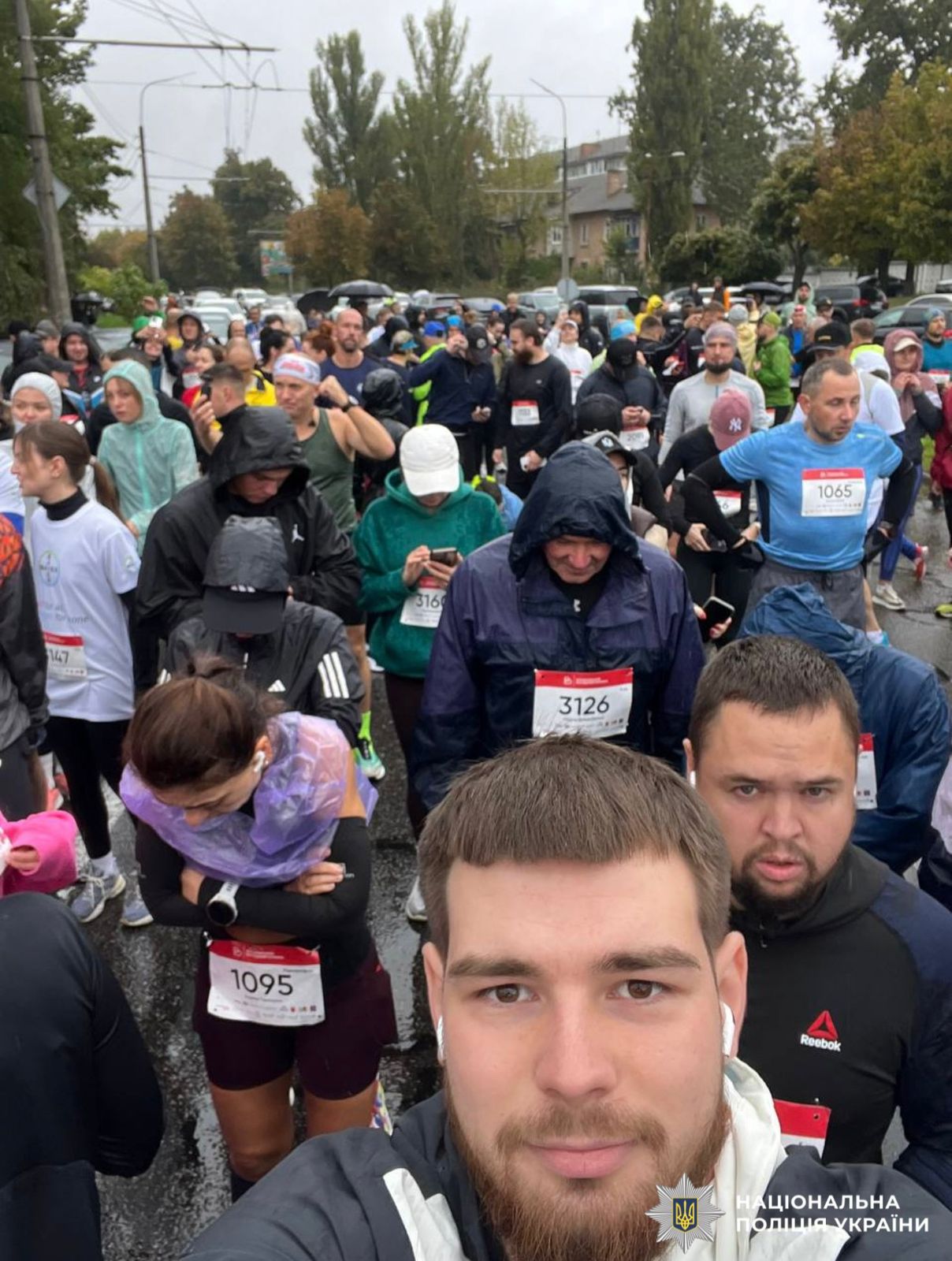 На фото селфі з поліцейським, на фоні інших учасників забігу.