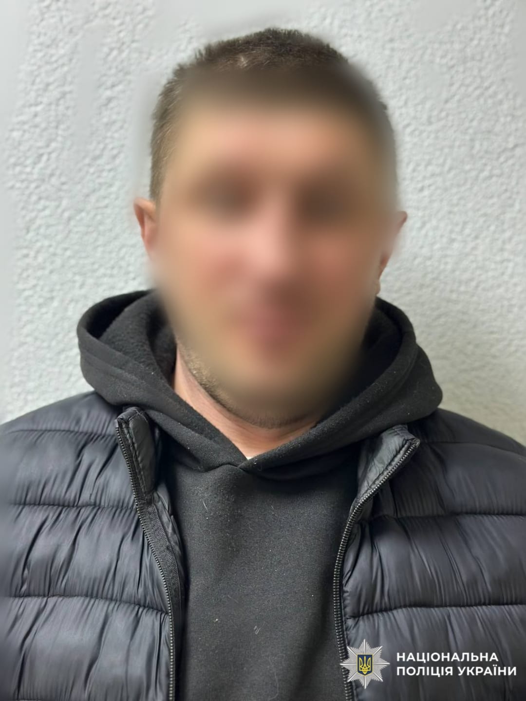 На фото зображений зловмисник, який завдав тілесні ушкодження потерпілій, про що йдеться в статті.