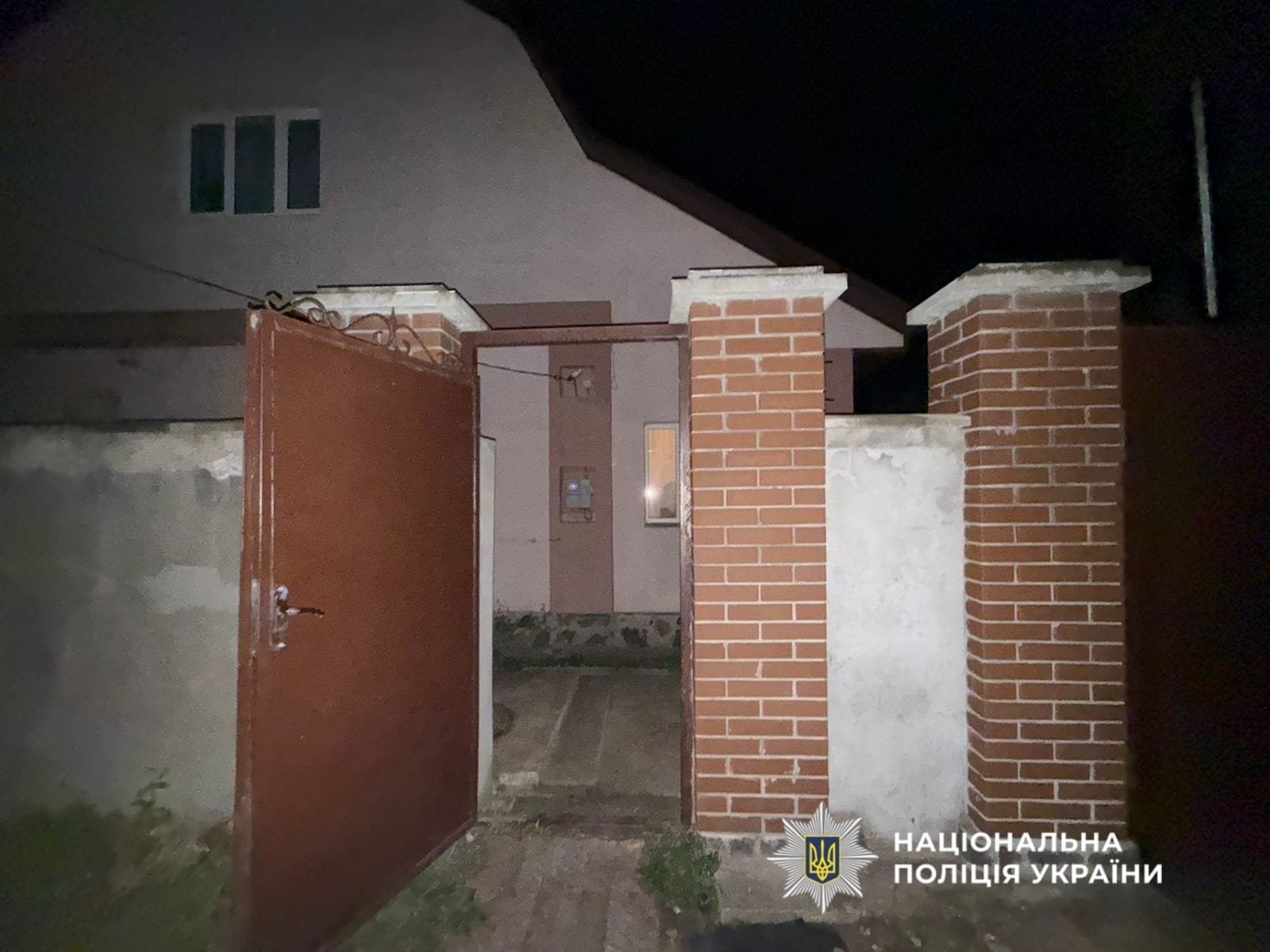 На фото зображено будинок - місце події.