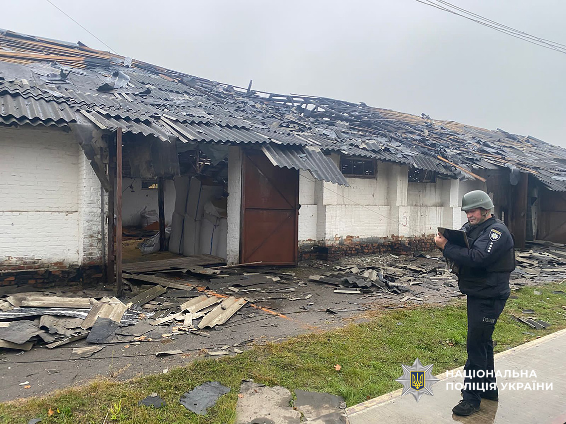 На Чернігівщині внаслідок російської атаки пошкоджена будівля з зерном аграрного підприємства: поліція документує наслідки