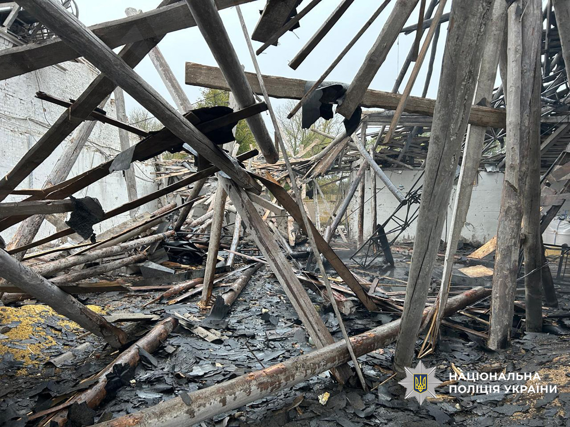 На Чернігівщині внаслідок російської атаки пошкоджена будівля з зерном аграрного підприємства: поліція документує наслідки