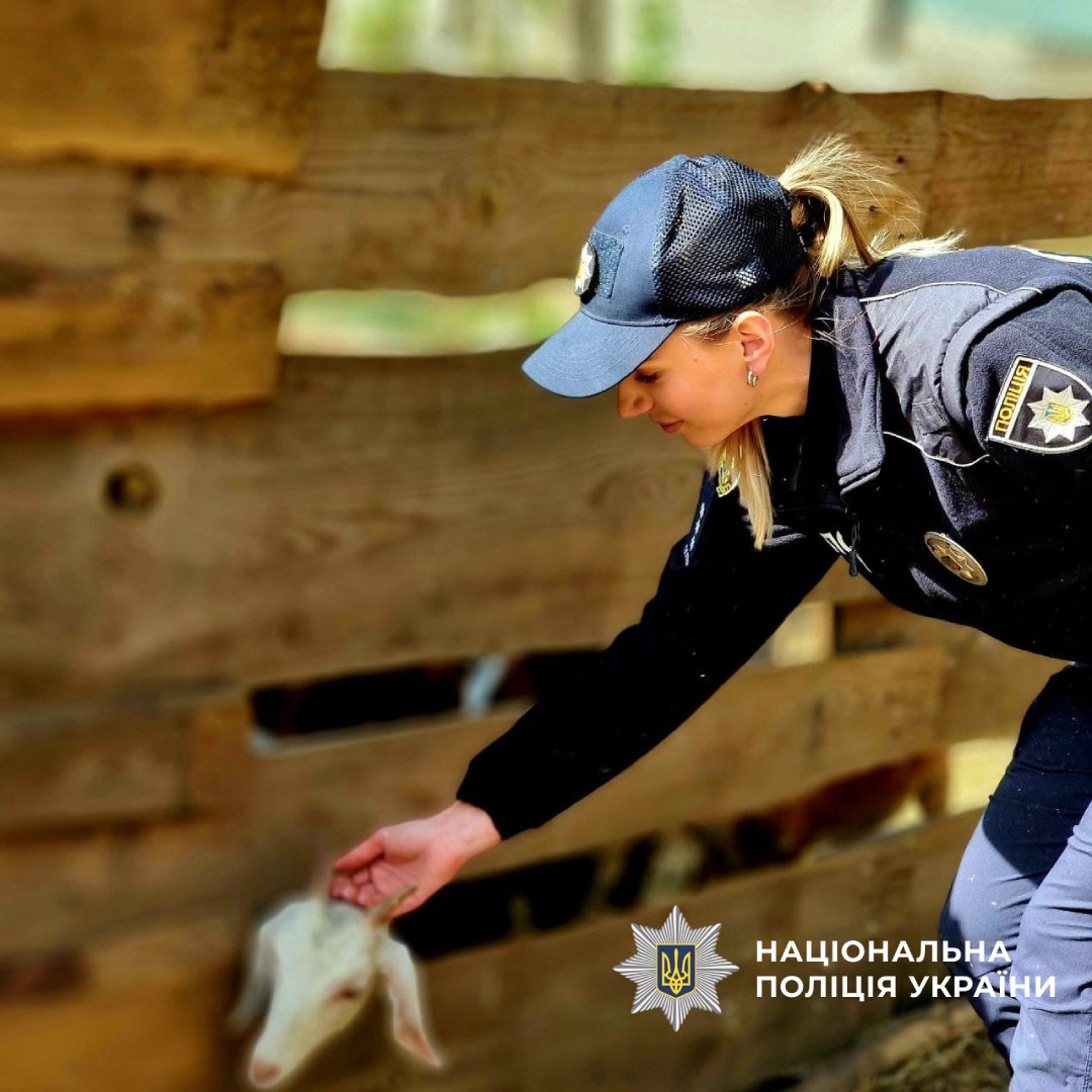 Поліцейська гладить козлика