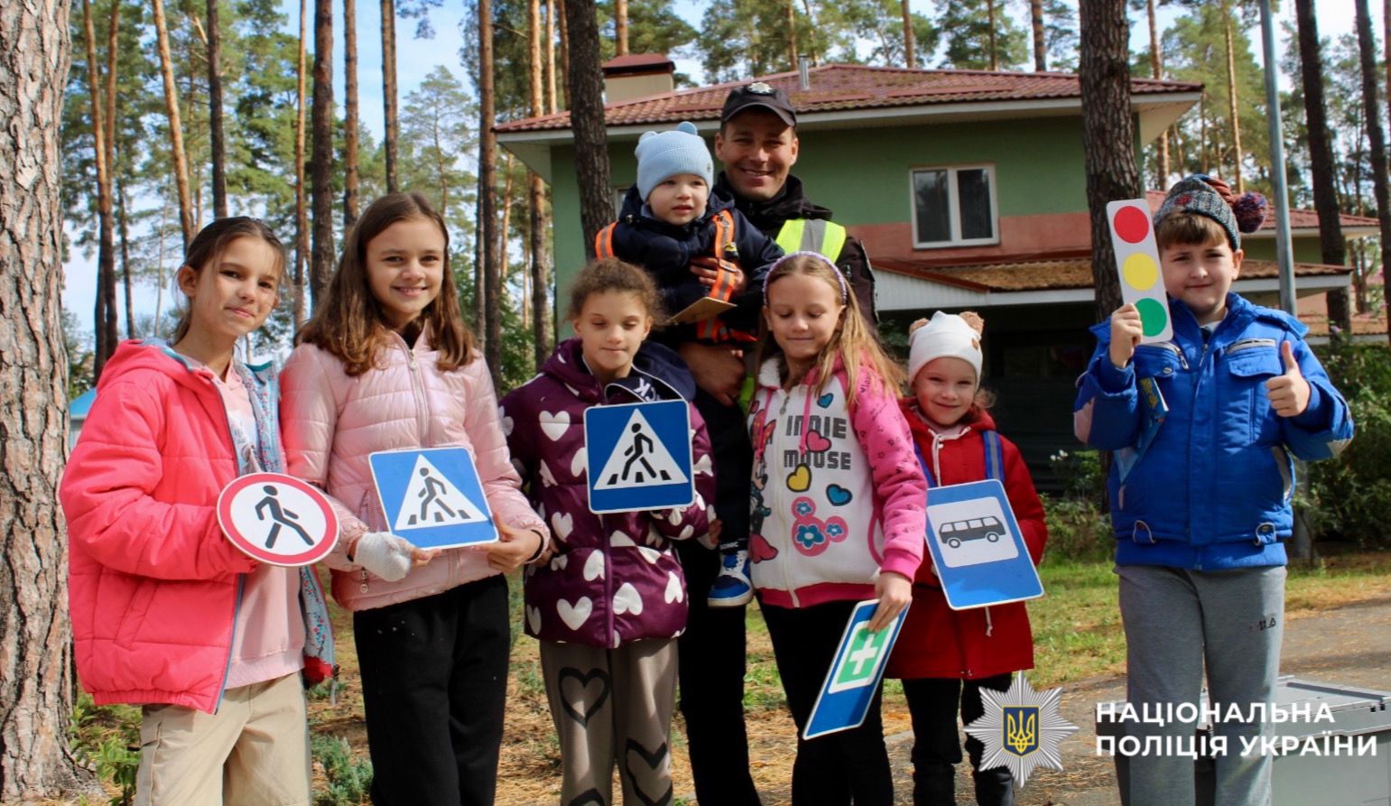 На фото інспектор сектору ювенальної превенції з дітьми