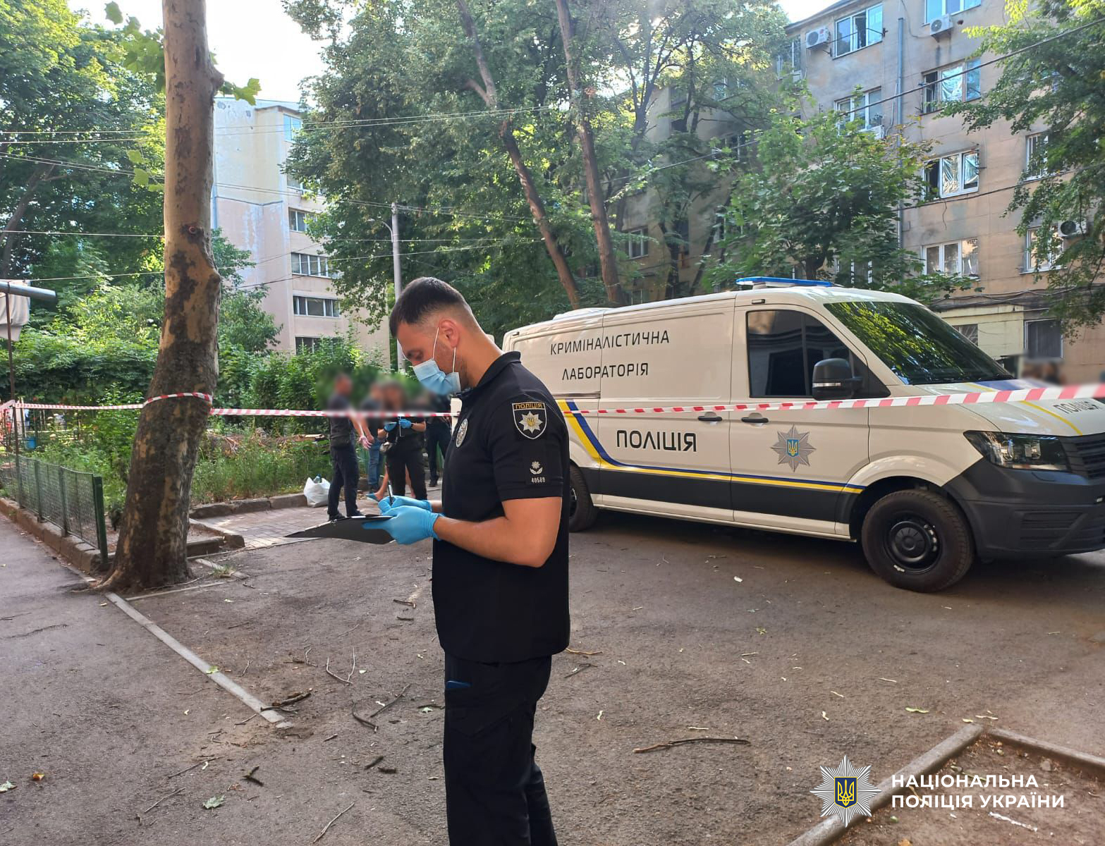 Поліцейський фіксує дані.