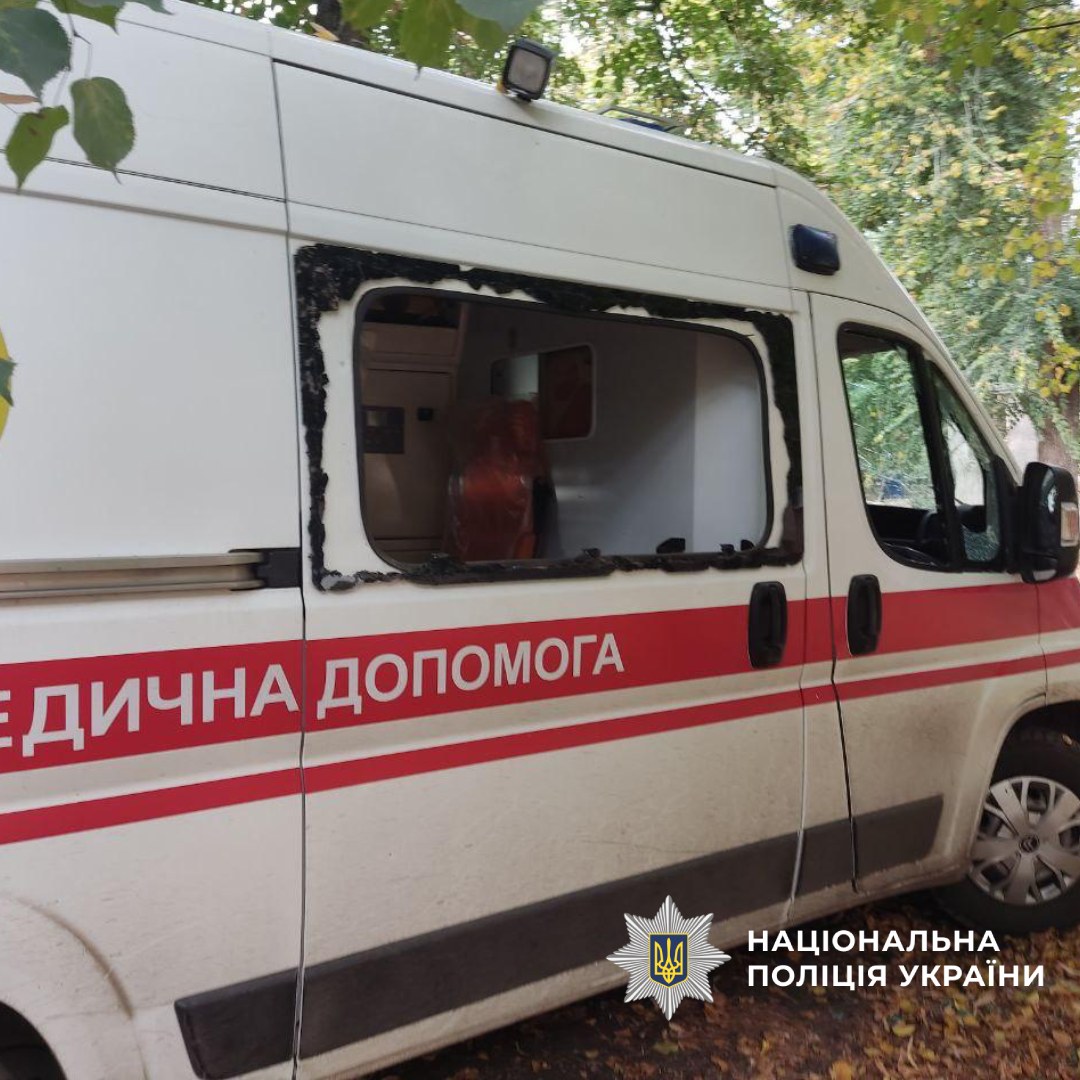 Пошкоджена внаслідок обстрілу "карета" швидкої