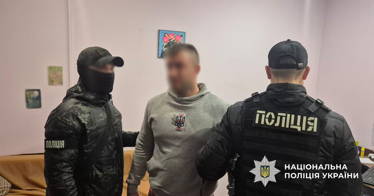 Затриманий поліцейськими фігурант кримінального провадження - лікар-нарколог